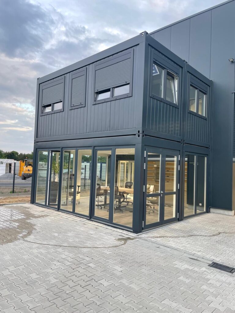 Eine Containeranlage in grauer Farbe mit Türen und Fenstern.