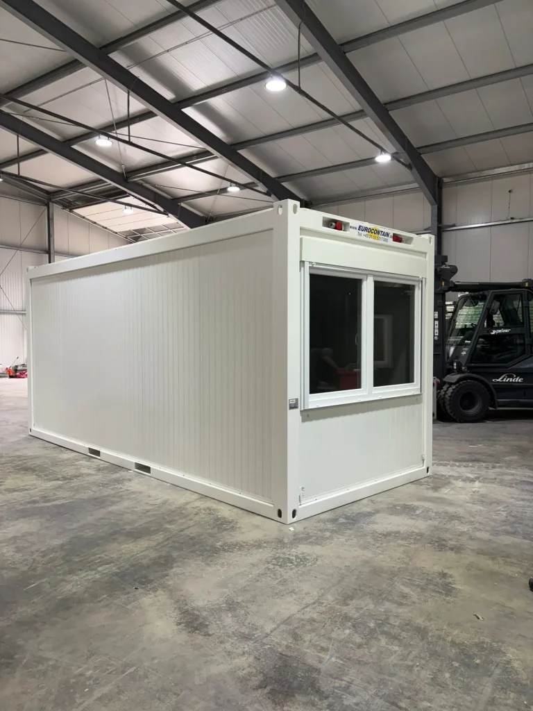 Bürocontainer in weiß in einer großen Halle der Firma Eurocontain GmbH